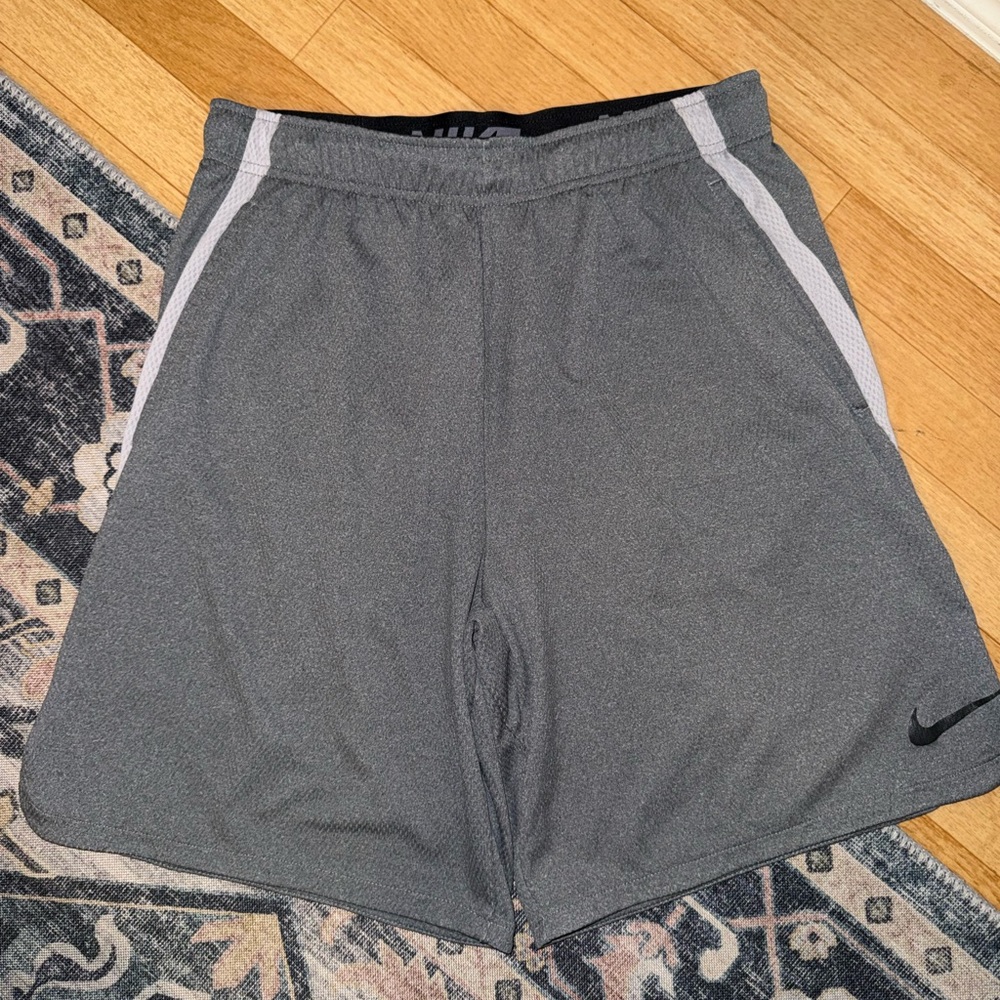 Men’s Nike drifit shorts size large